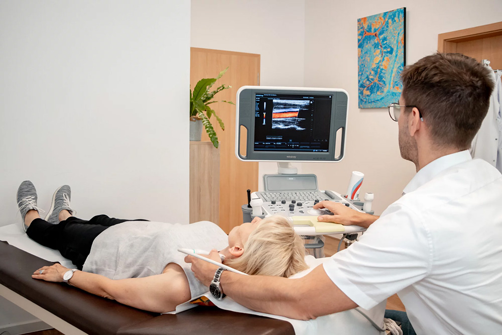 Neurologe führt medizinische Untersuchung bei Patientin durch