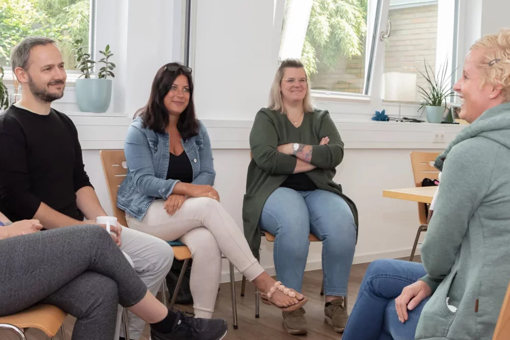 Therapeutische Gesprächsgruppe mit mehreren Teilnehmenden im Sitzkreis