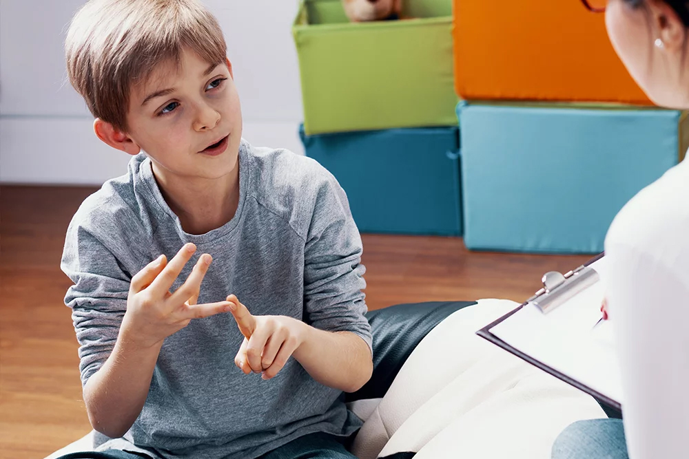 Kind im Gespräch mit Fachärztin für Kinder- und Jugendpsychiatrie